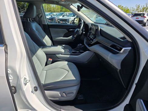 Used 2023 Toyota Highlander XLE AWD/4WD image 11