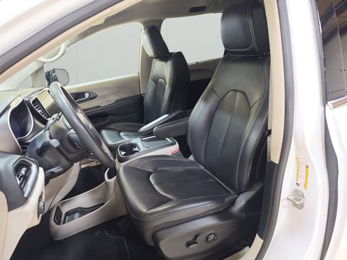 Used 2024 Chrysler Pacifica Touring-L FWD image 12