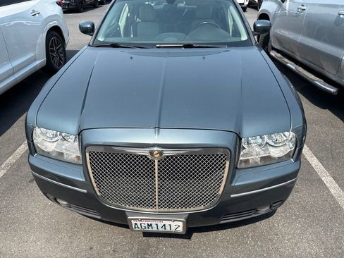 Used 2005 Chrysler 300 Touring RWD image 2