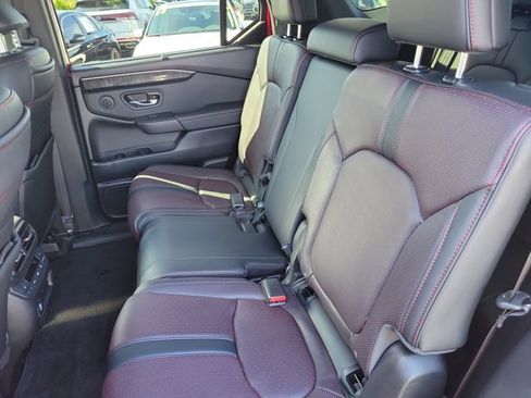 Certified 2025 Honda Pilot Black Edition image 16