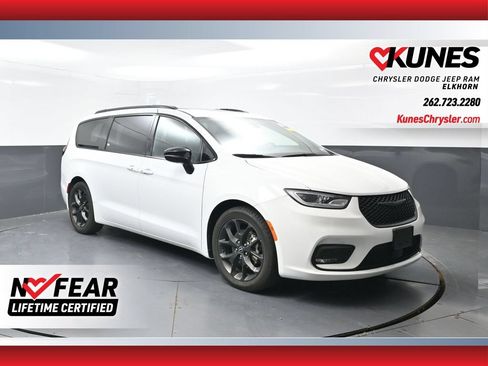 Used 2025 Chrysler Pacifica Limited FWD image 1