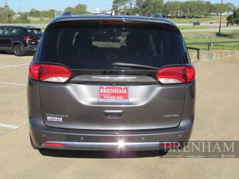 Used 2019 Chrysler Pacifica Limited w/ Tire & Wheel Group image 5