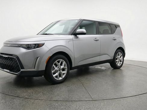 Used 2025 Kia Soul LX w/ LX Technology Package FWD image 3