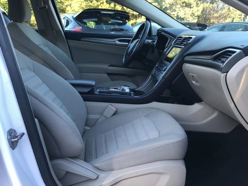 Used 2020 Ford Fusion SE image 12