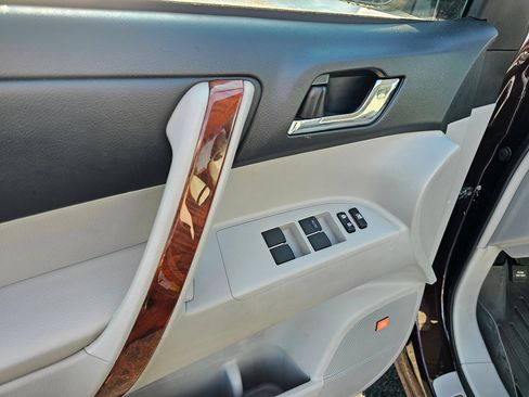 Used 2013 Toyota Highlander Limited AWD/4WD image 20