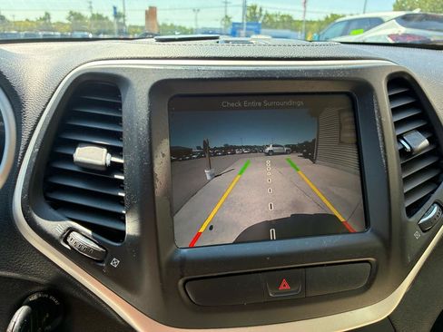 Used 2015 Jeep Cherokee Latitude w/ Cold Weather Group FWD image 21