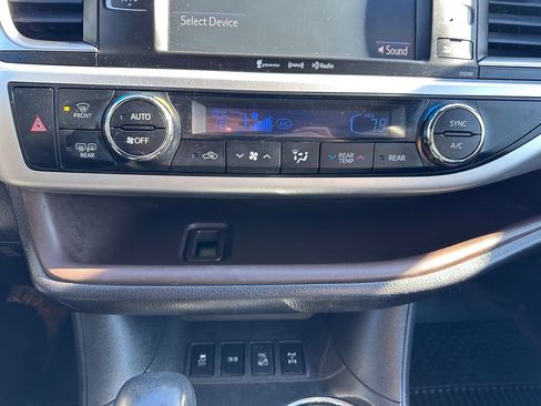 Used 2019 Toyota Highlander XLE image 18