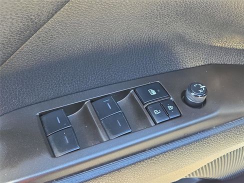 Used 2022 Toyota Camry SE image 13