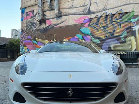 Used 2015 Ferrari California T image 5