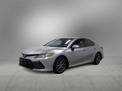 Used 2022 Toyota Camry XLE FWD image 3