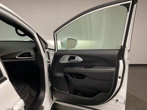 Used 2022 Chrysler Pacifica Touring-L w/ Uconnect Theater Family Group image 25