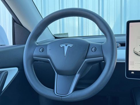 Used 2021 Tesla Model Y Long Range image 18