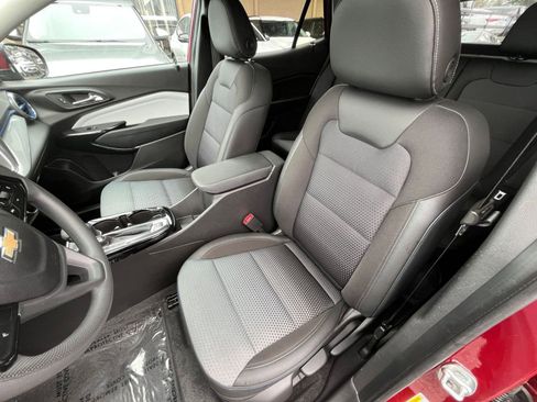 Used 2025 Chevrolet Trax LT image 37