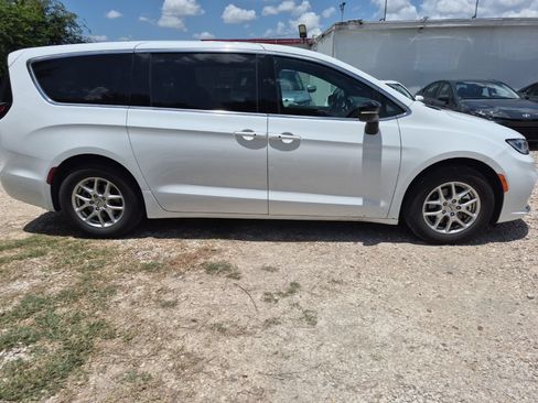 Used 2025 Chrysler Pacifica Select FWD image 5