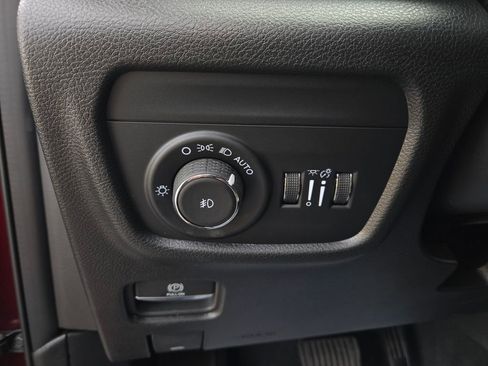 Used 2025 Jeep Grand Cherokee Limited w/ Black Appearance Package image 13