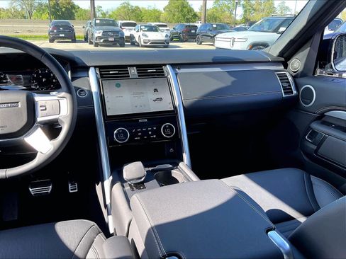 Used 2025 Land Rover Discovery Dynamic SE AWD/4WD image 9