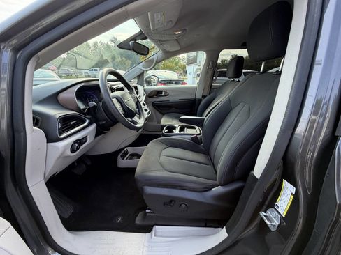 Used 2018 Chrysler Pacifica Touring Plus FWD image 11