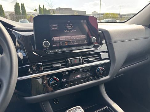 Used 2025 Nissan Pathfinder SV FWD image 17