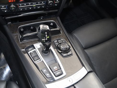 Used 2013 BMW 750i xDrive image 31