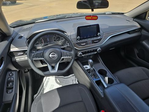 Used 2025 Nissan Altima 2.5 SV FWD image 9