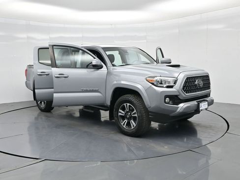 Used 2018 Toyota Tacoma TRD Sport w/ Technology Package image 23