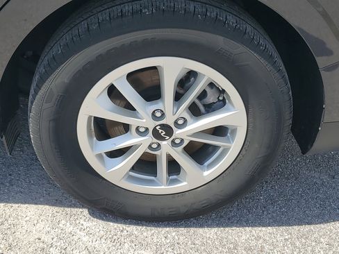 Used 2023 Kia Carnival LX image 7