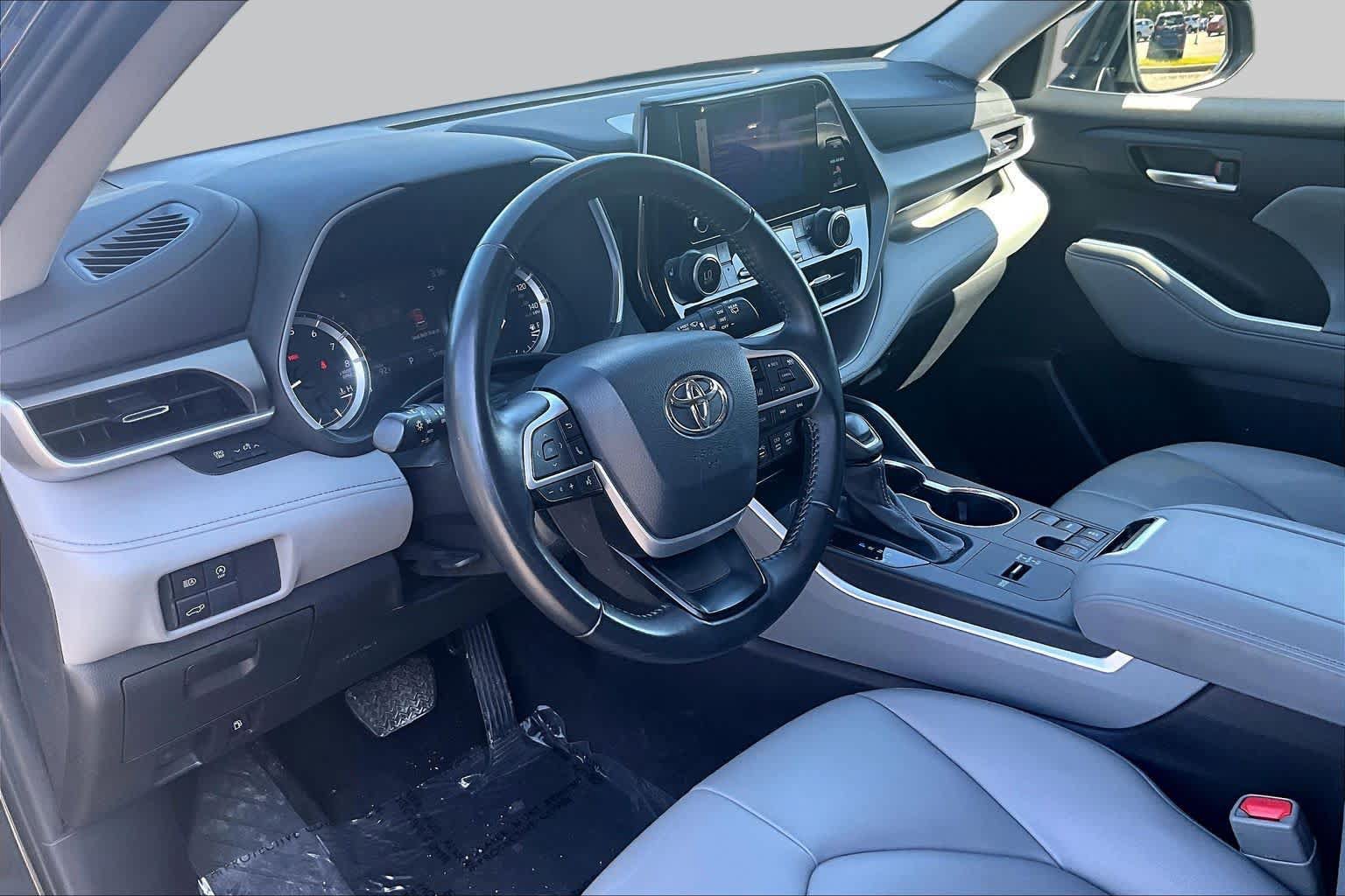 Used 2023 Toyota Highlander XLE FWD image 18
