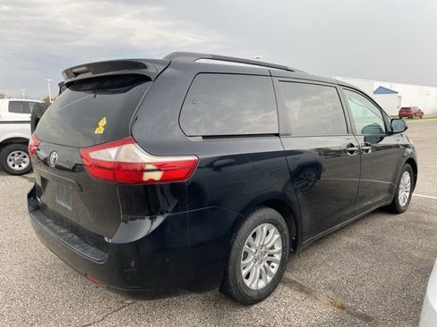 Used 2015 Toyota Sienna XLE image 4