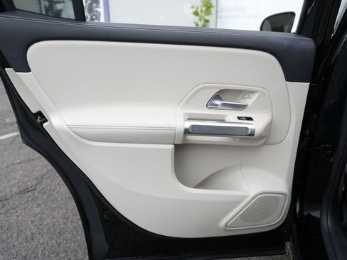Used 2022 Mercedes-Benz GLB 250 4MATIC image 28