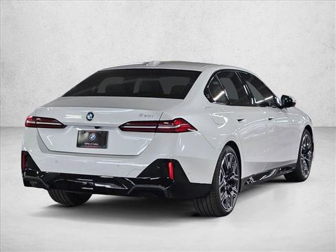 Used 2027 BMW 530i w/ M Sport Package RWD image 5
