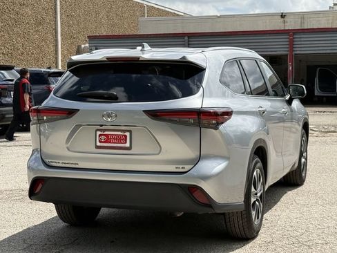 Used 2024 Toyota Highlander XLE FWD image 4