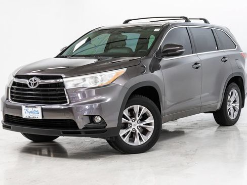 Used 2015 Toyota Highlander Plus AWD/4WD image 1