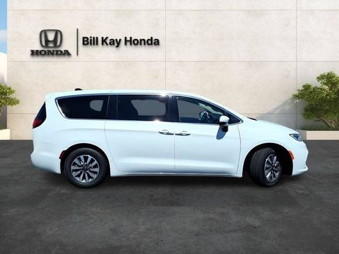 Used 2023 Chrysler Pacifica Touring-L FWD image 2
