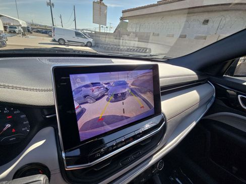 Used 2025 Jeep Compass Limited image 33