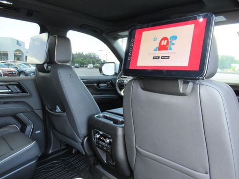 Used 2025 GMC Yukon XL Elevation w/ Elevation Premium Package AWD/4WD image 17