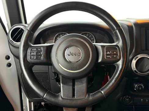 Used 2015 Jeep Wrangler Unlimited Sahara w/ Connectivity Group AWD/4WD image 13