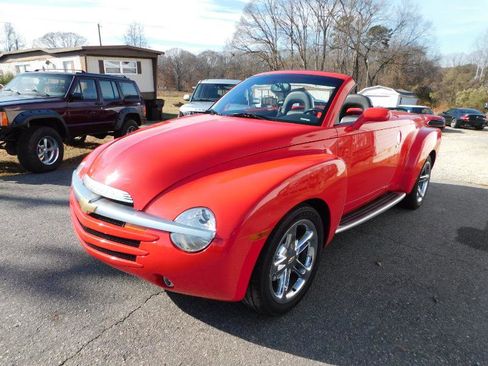 Used 2004 Chevrolet SSR w/ Preferred Equipment Group image 1