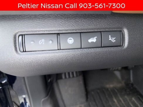 Certified 2025 Nissan Pathfinder Platinum FWD image 11