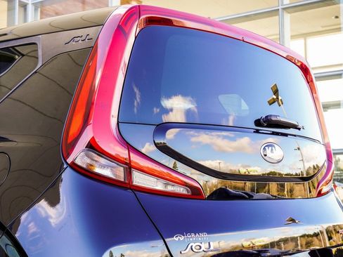Used 2021 Kia Soul GT-Line FWD image 12