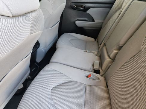 Used 2024 Toyota Highlander LE image 28