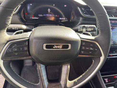 Used 2023 Jeep Grand Cherokee L Limited w/ Luxury Tech Group II AWD/4WD image 16
