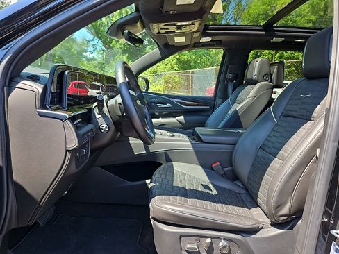 Used 2024 Cadillac Escalade ESV Sport Platinum w/ LPO, ONYX Package AWD/4WD image 14