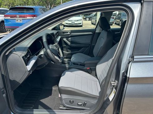 Used 2025 Volkswagen Jetta SE w/ Sunroof Package image 9