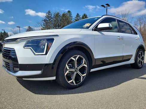 Used 2023 Kia Niro SX Touring image 3