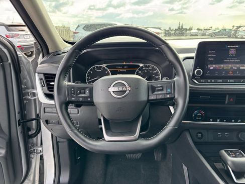 Used 2025 Nissan Rogue SV FWD image 29