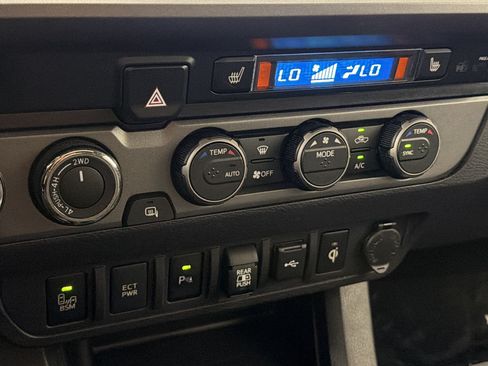 Used 2022 Toyota Tacoma TRD Off-Road w/ TRD Premium Off Road Package AWD/4WD image 21