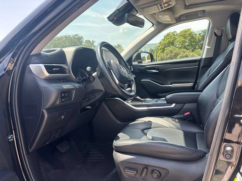 Used 2023 Toyota Highlander XLE FWD image 7