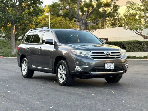 Used 2013 Toyota Highlander SE FWD image 2