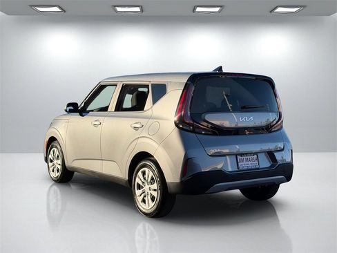 Used 2023 Kia Soul LX image 3