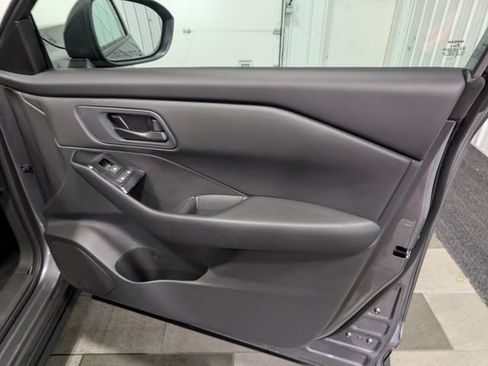 Used 2025 Nissan Rogue S AWD/4WD image 25